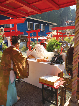 神社で商品のご祈祷を受ける様子